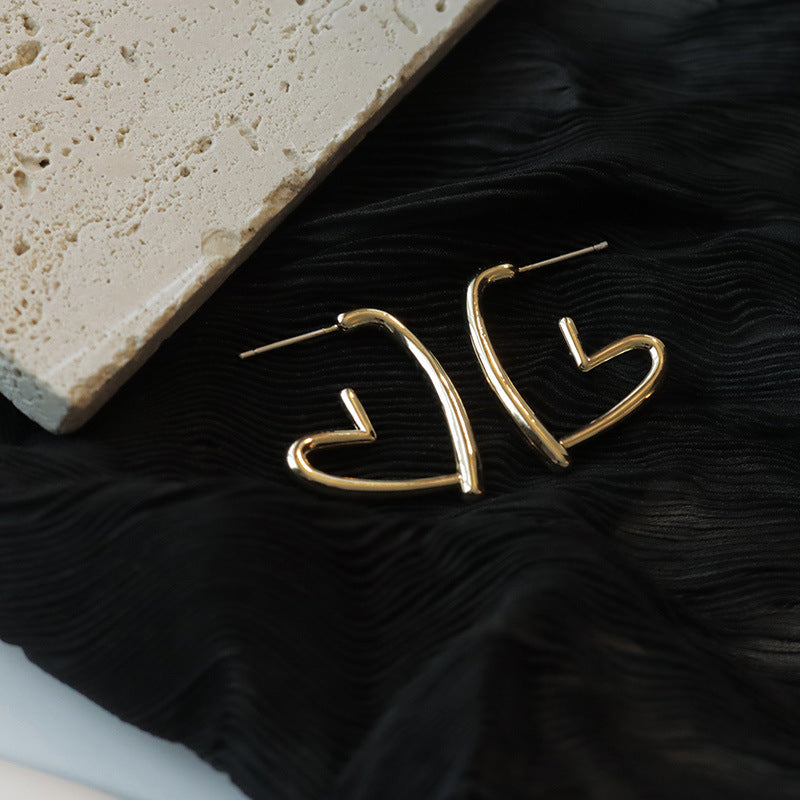 Hollow heart stud earrings