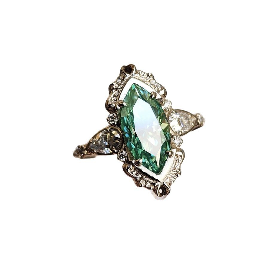 Ornament Alloy Inlaid Green Horse Eye Zircon Ring