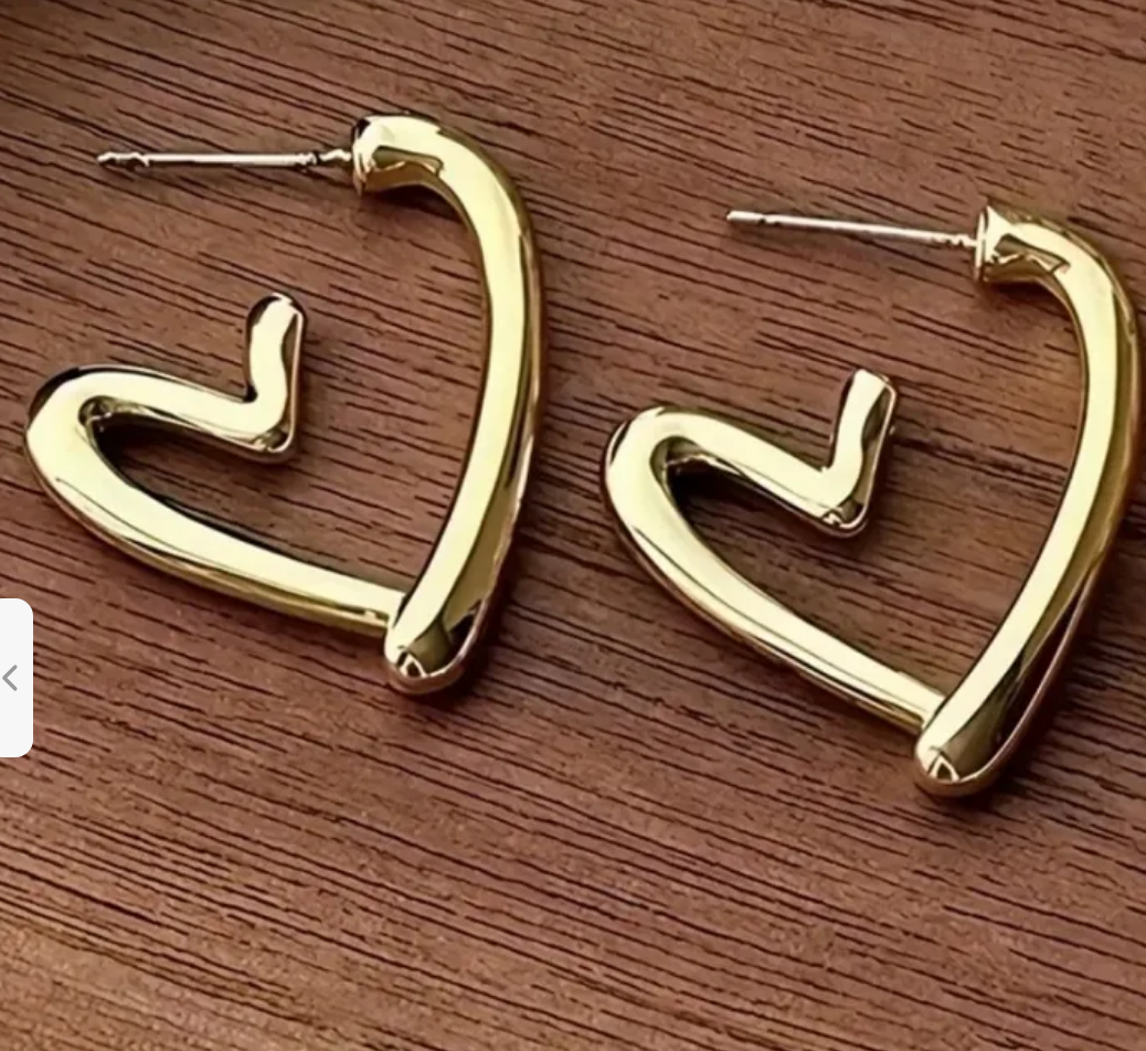 Hollow heart stud earrings