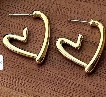 Hollow heart stud earrings